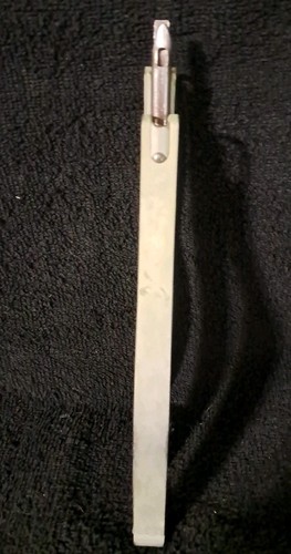 VINTAGE BETSEY ROSS RUG SHUTTLE NEEDLE #5 YARN/NARROW RUGS - Picture 5 of 6