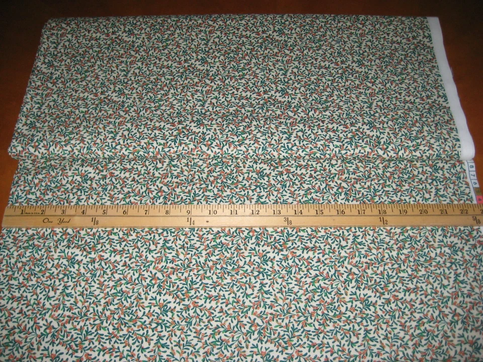 3 yardas sin cortar Tela Navidad Verde Lanzamiento Acebo Pequeñas bayas rojas Fuera de existencia Foto 2 de 2