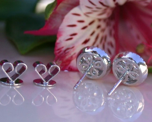 Aretes con racimo de diamantes cultivados en laboratorio VS1/G de corte redondo de 2,00 quilates de oro blanco de 14 k Foto 4 de 4