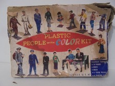 Bachman Bros PLASTICVILLE PEOPLE w/ Color 16 Miniature Figures w/ Bench 1956 KIT