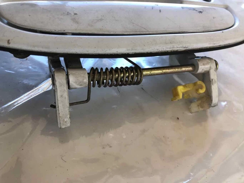 Ford Escort 2000-2003 manija de puerta delantera exterior código de pintura lado del pasajero YZ Foto 3 de 4