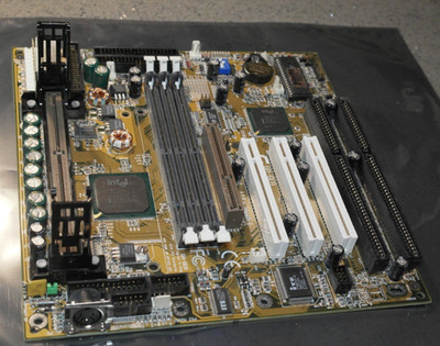 Gigabyte GA-6EA Slot 1 AT Mainboard AGP PCI ISA SD Intel 440LX
