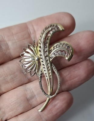 HALLMARKED SILVER AND GOLD FLORAL DESIGN BROOCH.