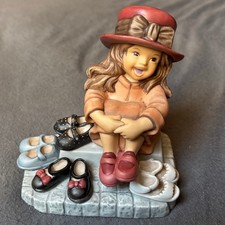 Goebel Figur: Kleines Mädchen mit rotem Hut und Schuhe von KIM ANDERSON