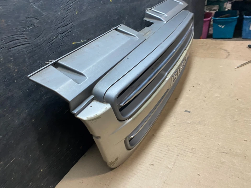 Parrilla superior delantera Isuzu Trooper 1998 1999 OEM U7584 DG Foto 3 de 4