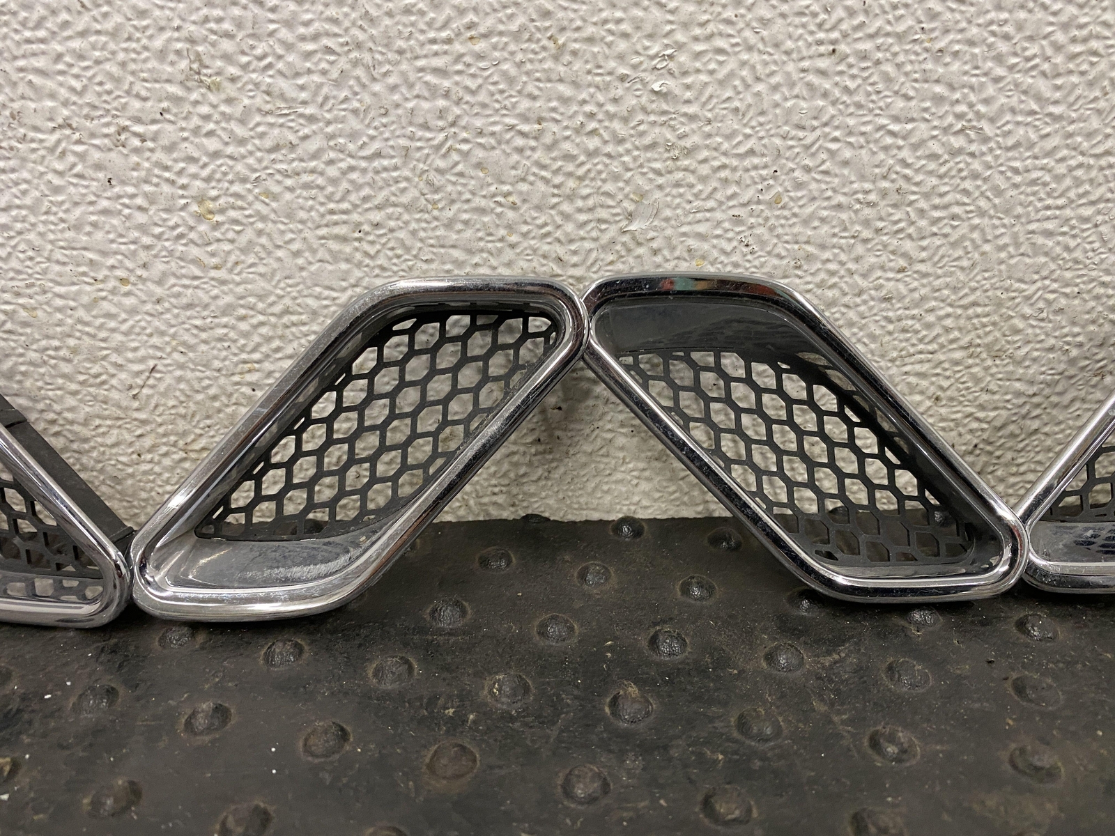 08-12 MASERATI GRANTURISMO FRONT LEFT & RIGHT FENDER VENTS GRILL TRIM