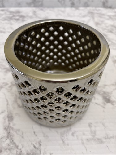 Jarrón canasta decorativo tono plata diseño celosía abierta 4,5” de alto y 5” de ancho - Imagen 12 de 12