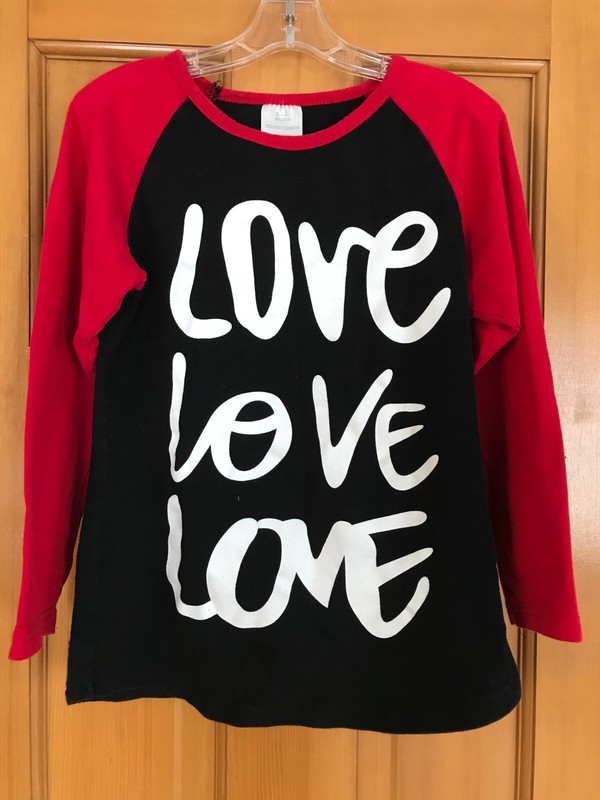 EUC Girls Size 6 Long Sleeve Shirt, Says "Love Love Love"