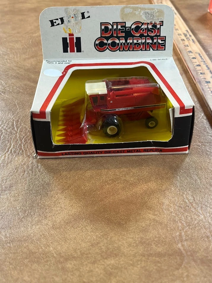 ERTL 1/80 SCALE DIE-CAST INTERNATIONAL COMBINE WITH CORN HEADS PART# 1520-141H - Image 2 of 4