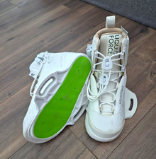 Liquid Force O Town Wakeboard 134 x 42 with Liquid Force Hitch Binding Boots 39