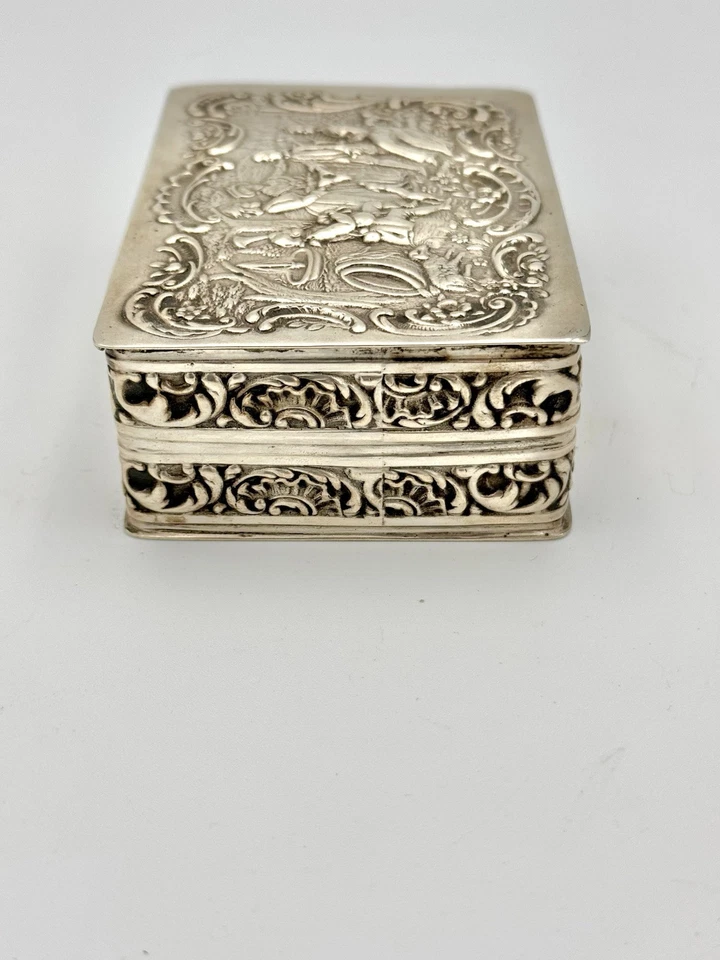 Caja de aderezo German Repousse 800 plateada 5,5 oz. Siglo XIX Foto 4 de 4