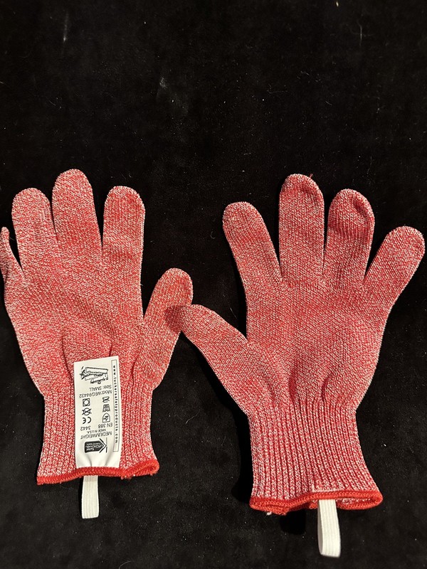 2 New Tucker KutGlove Safety Cut Resistance Red Size Small WEG94432