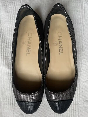 CHANEL. Ballerines Bicolore. Logo CC. Très Bonne État. Noir Et Métallisé. - Photo 1/4