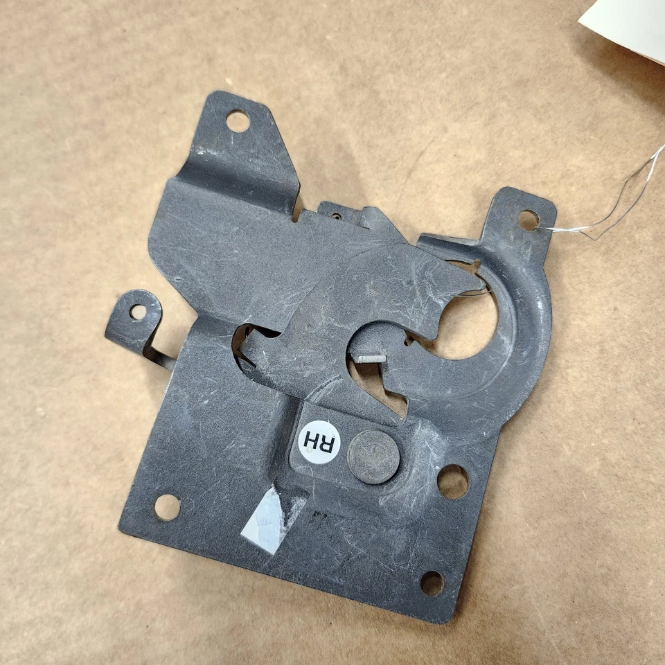 70-76 C3 Corvette DIREITA Capô Liberação Trava Placa Receptor ASM Passageiros NOVO - Imagem 4 de 4