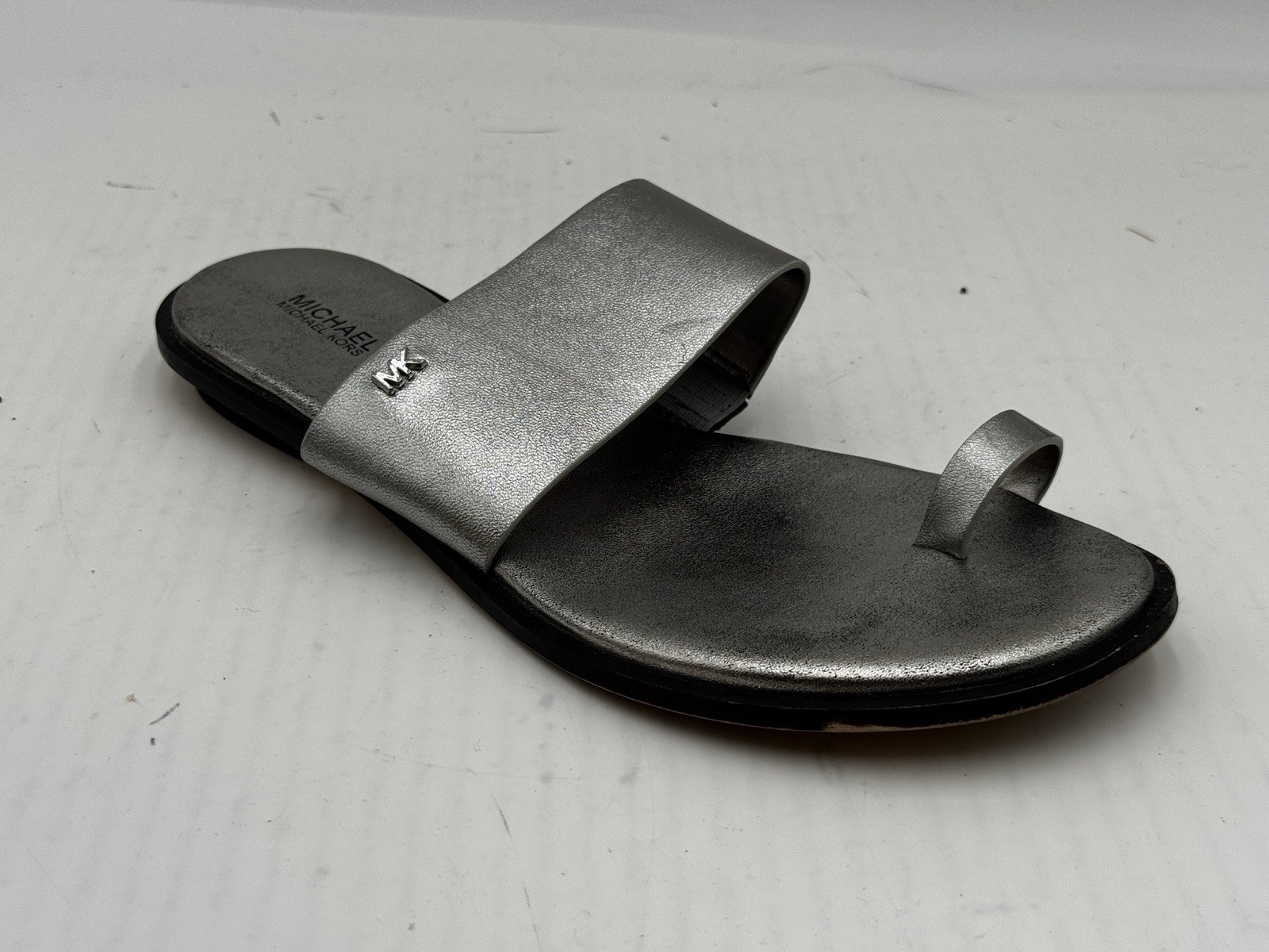 Michael Kors August Toe Loop Flat Sandals Women's Size 9.5 Silver Leather  