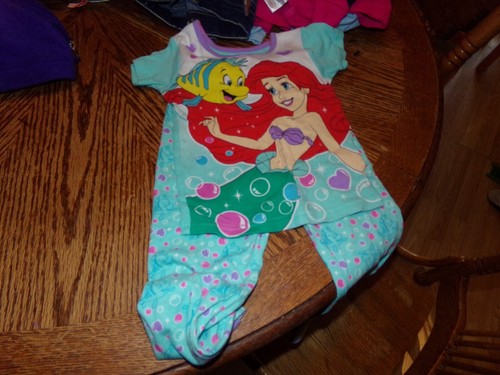 *GIRLS DISNEY LITTLE MERMAID 2 PC PAJAMA SET SIZE 5 1086 - Picture 2 of 3