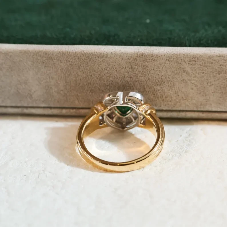 Precioso anillo de promesa enchapado en oro en dos tonos esmeralda simulada corte corazón de 2,36 quilates Foto 3 de 4