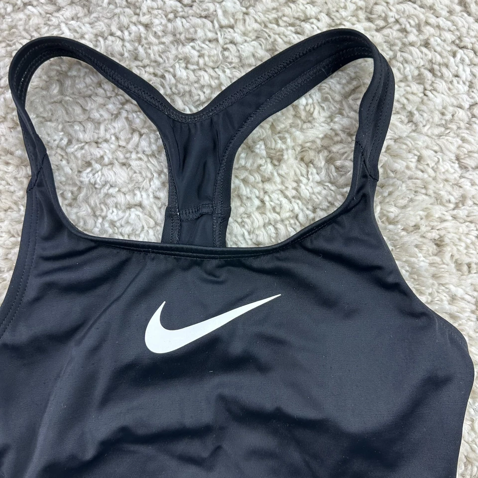 Traje de baño Nike para jóvenes niñas talla pequeña de una pieza negro liso espalda deportiva Foto 2 de 4