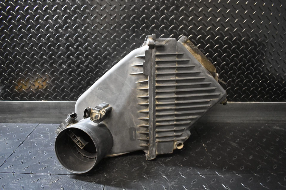 Carcaça de limpador de ar Chevy Silverado 2500HD 2013 - 2016 6.6L V8 TD - Imagem 3 de 4