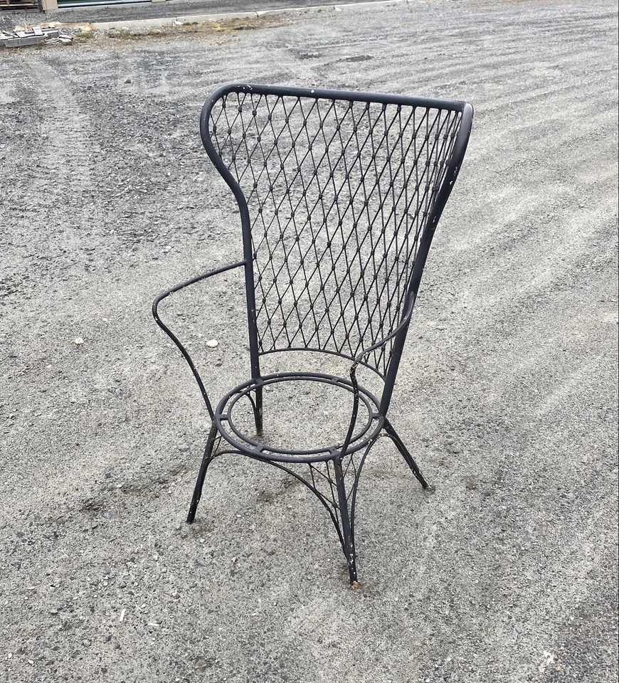 PAR DE SILLAS DE EXTERIOR DE MEDIADOS DE SIGLO ACERO, RESPALDO DE ALAMBRE ESTILO PAVO REAL Pic Up Foto 3 de 4