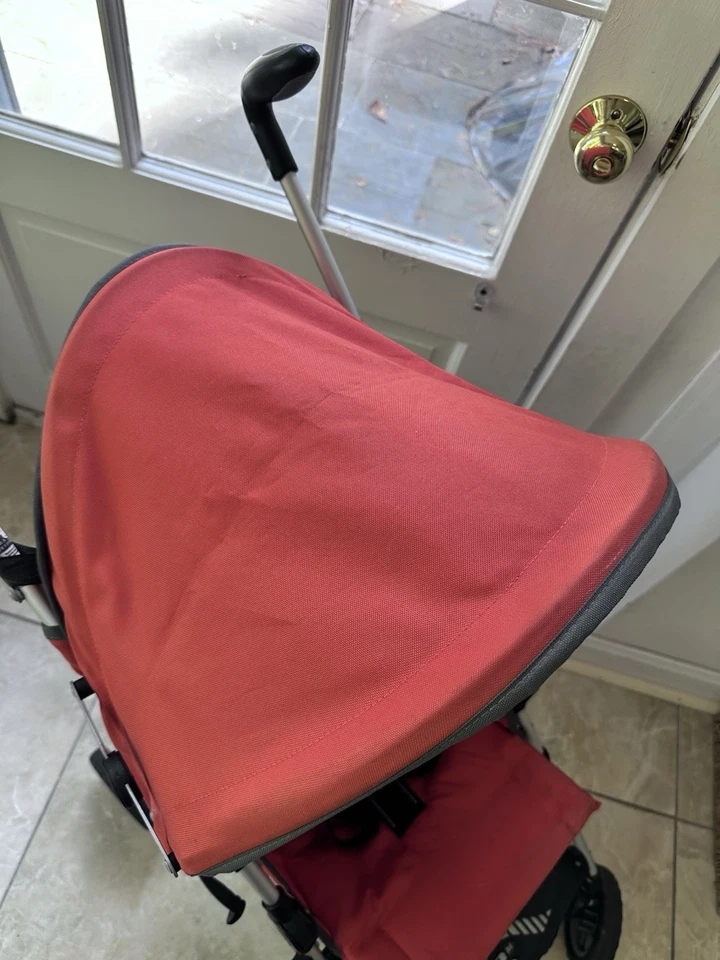 Cochecito de viaje plegable compacto color naranja Chicco® Ct 0,6 Comfort para niños Foto 4 de 4