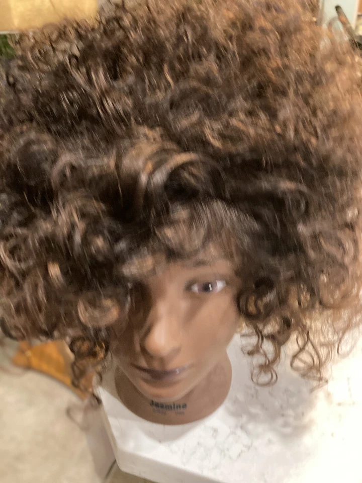 PELUCA DELANTERA EXTERIOR DERRETIDA LÍNEA DE PELO SINTÉTICA HD ENCAJE - Gabi Foto 2 de 4