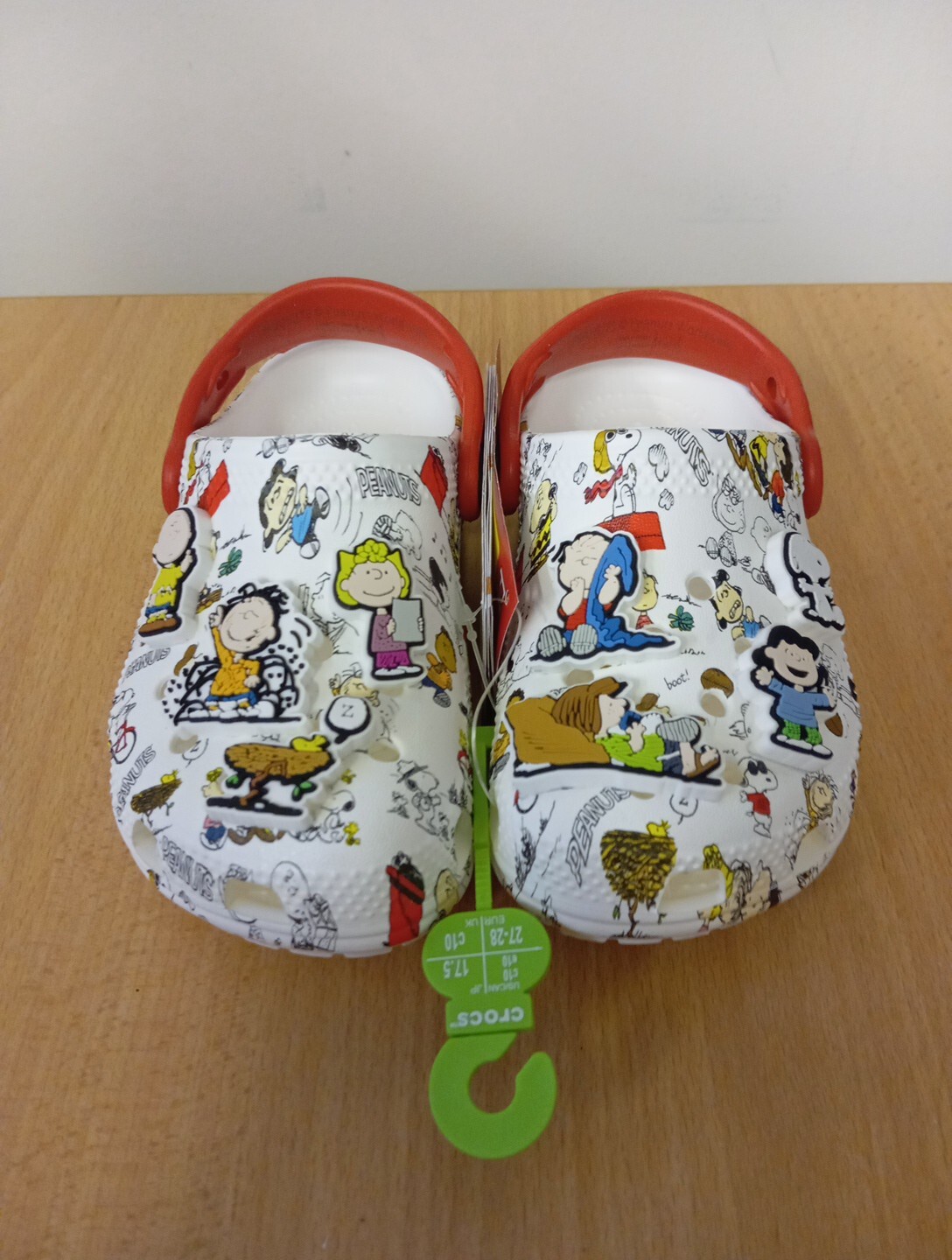 Zueco clásico Crocs Peanuts para niños ukC10 EU27-28 US C10 NUEVO CON ETIQUETAS