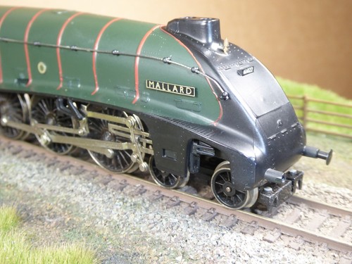 Hornby 00 Gauge BR Class A4 4-6-2 Steam Loco/Tender 60022 Mallard BR Lined Green - Picture 7 of 10