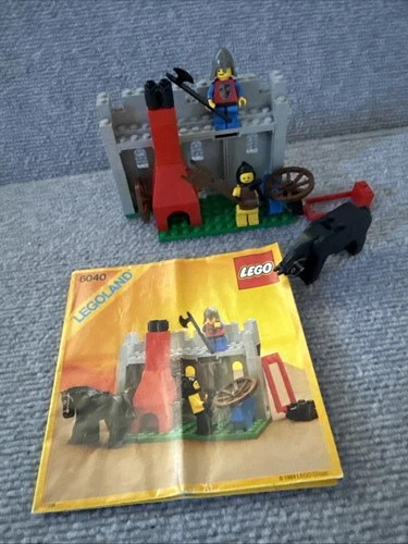 LEGO 6040 Blacksmith Shop Castle Vintage Complete w Horse & Manual 1984