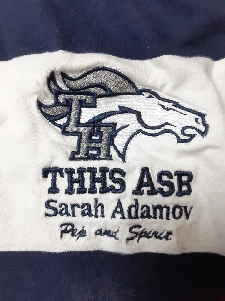 Camisa de Rugby Sport-Tek Bordada Pep And Spirit Adulto Talla Mediana Foto 2 de 4