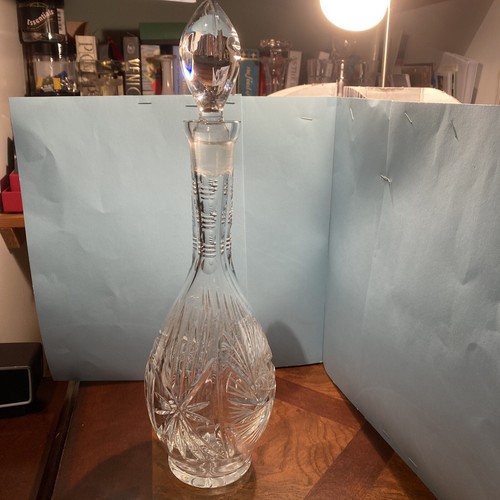An Elegant Cut Glass Wine Decanter, With Star Decorations. Excellent Condition - Picture 9 of 9