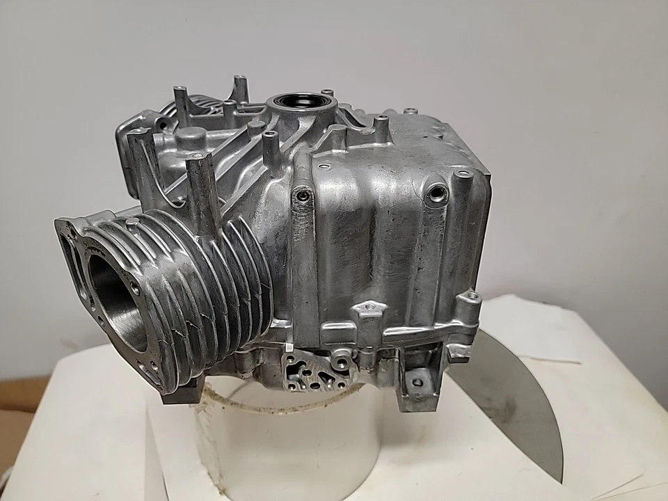 16HP Briggs & Stratton Vanguard V-Twin Vertical Engine Block 692543 - Image 2 of 4