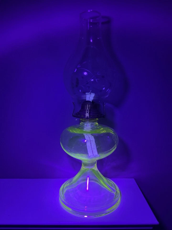 "Antigua lámpara de aceite de vidrio de manganeso rosa rosa con chimenea de vidrio grabado floral 17,5""" Foto 3 de 4