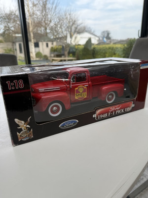 FORD V8 RD Jaune et Rouge 1:18 Sans Boite de reference