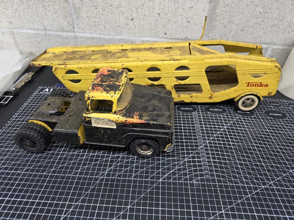 Semirremolque de acero prensado Tonka Motor Transport de colección de los años 60 para transporte de carros tractor Foto 3 de 3