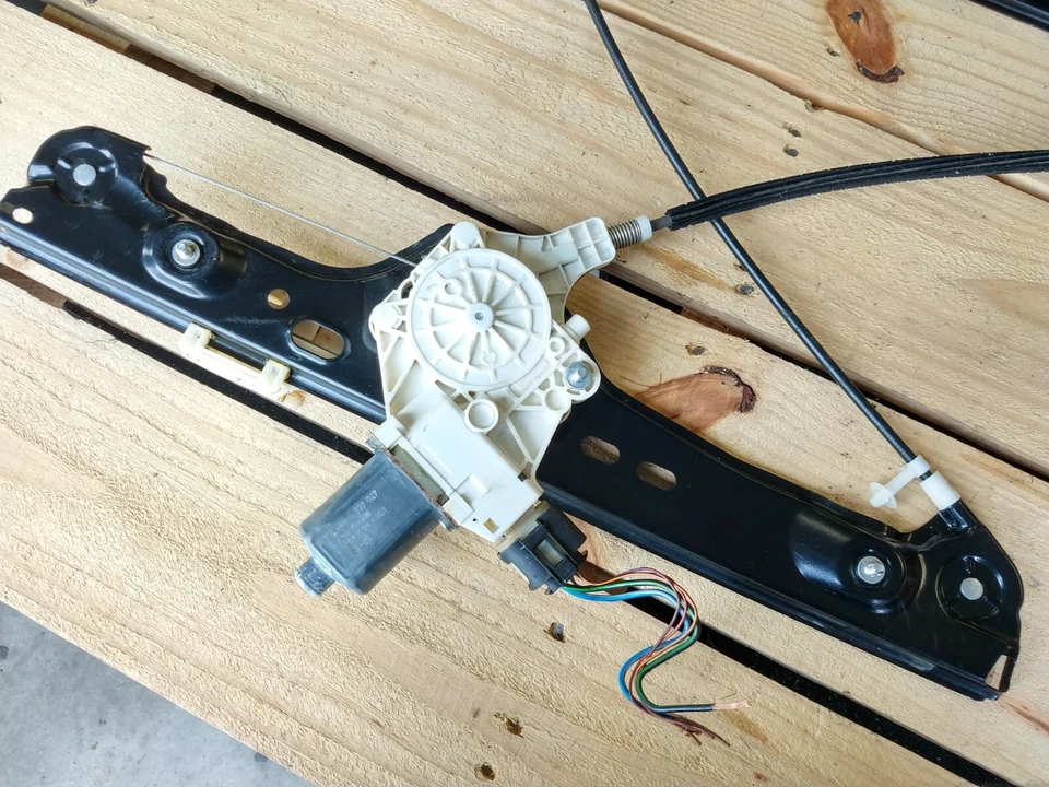 宝马车窗调节器升降器电机左前部 E90 E91 3 系列 51337140587 06-12 — 第 3/4 张图片