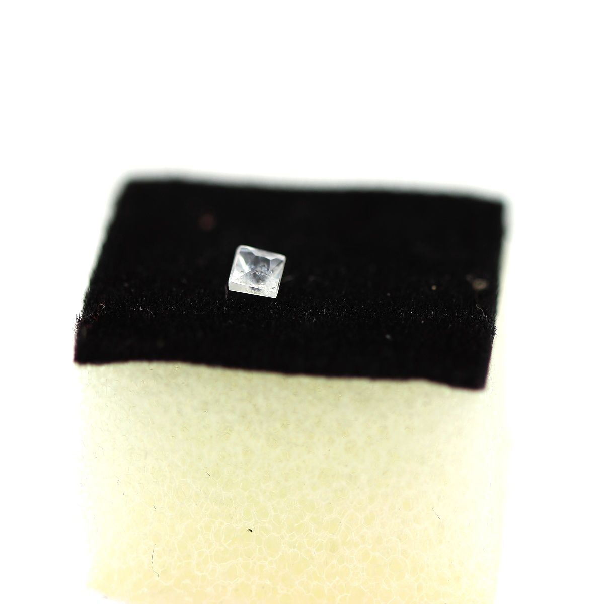 Magnésite brute taillée Brésil 0.16 cts pureté VS minéral de collection