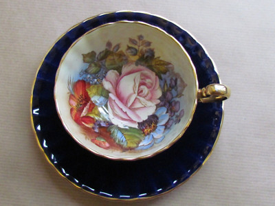 AYNSLEY PORZELLAN TASSE & UNTERTASSE KOBALTBLAU - KOHLROSE - SIGNIERT J BAILEY (11615)