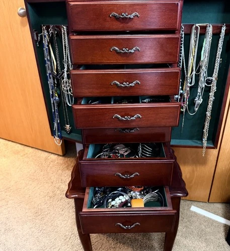 Huge Vintage  Lot Of Mixed Costume Jewelry All Wearable  Estate NICE!!