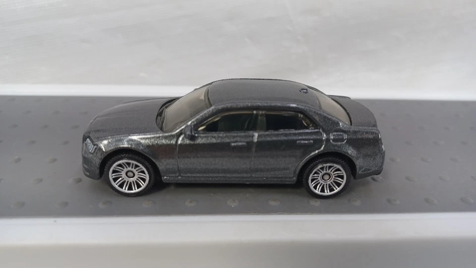 Chrysler 300 2015 Matchbox Road Trip gris fundido a presión Foto 2 de 4