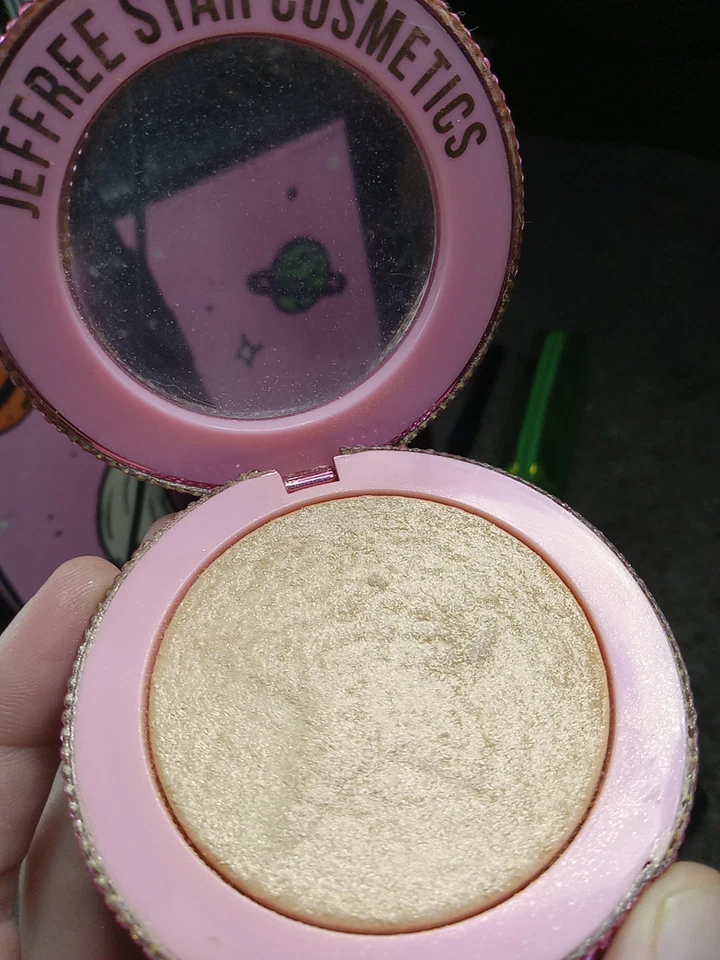Jeffree Star Supreme Frost Highlighting Powder FROZEN PEACH - Imagem 3 de 4
