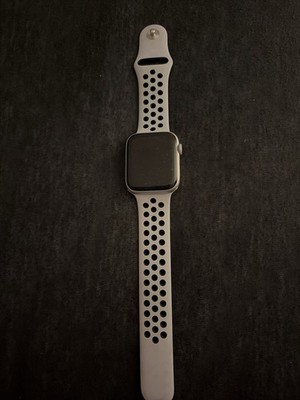 Apple Watch Series 5  Nike 44mm Silber, schwarz-weißes Armband