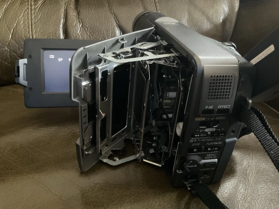 JVC Compact VHS-C Camcorder GR-AXM910 Camera & Accessories - Image 3 of 4