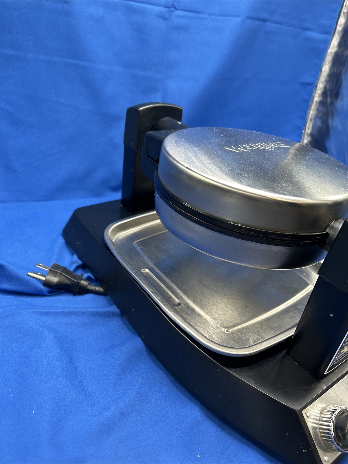 Waring Pro WWM200PC Restaurant Style Belgian Waffle Maker Rotating