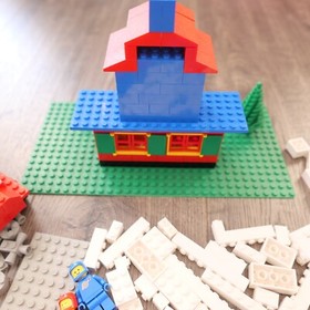 Vtg 1983 Lego Basic Building Set 577 Parts Lot  w/ MiniFigs & 2 Space Figs !!!