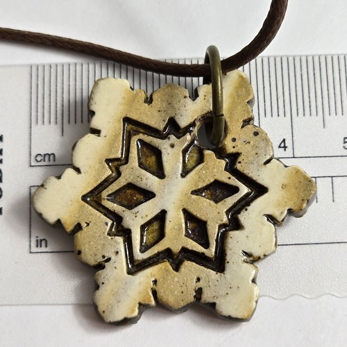Collar con cordón colgante de copo de nieve de invierno de cerámica esmaltada marrón hecho a mano de 17" - Imagen 11 de 13