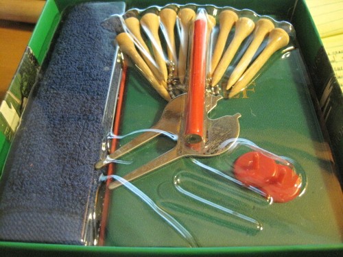 CLASSIC GOLF GESCHENKSET ~ 128 SEITEN BUCH, T-SHIRTS, HANDTUCH, DIVOT REPARATOR & MEHR ~ NEU - Bild 3 von 4