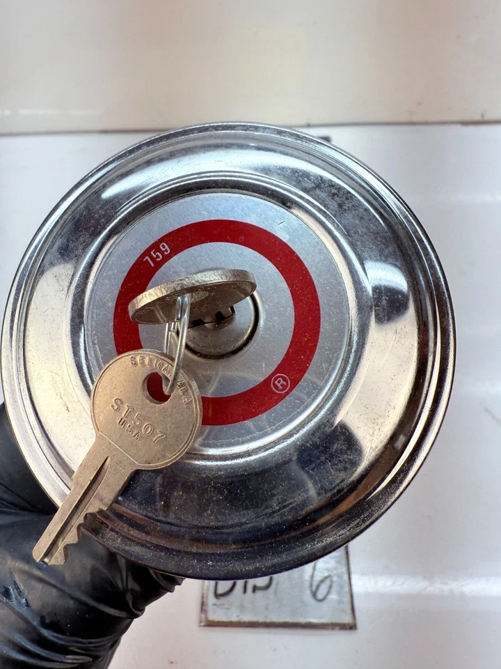 NOS STANT 10559 G759 Tapa de tanque de combustible de bloqueo Tapa de gas y llaves vintage cromo B73-6 Foto 3 de 4