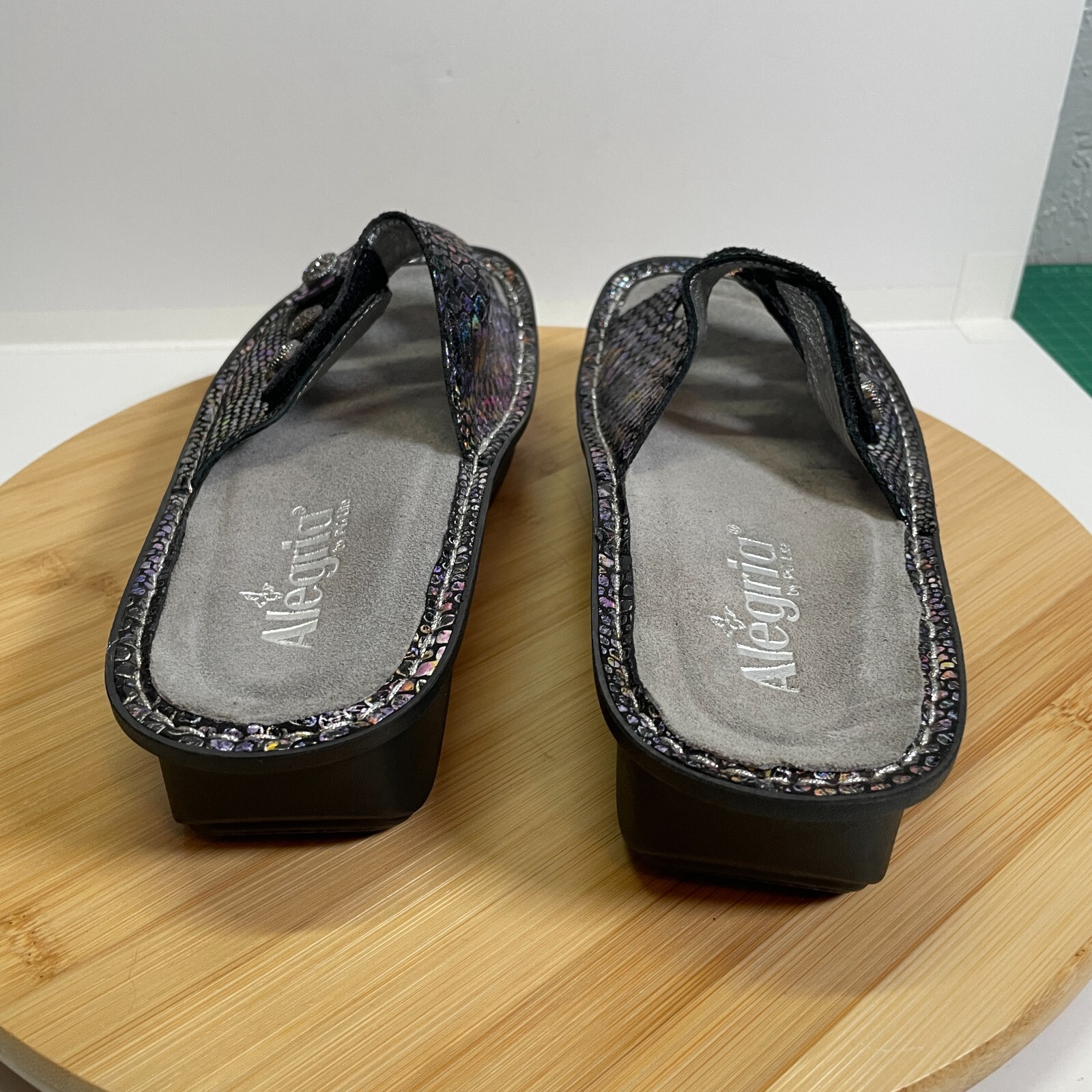 APL Alegria EU 37 US 7 sandalo nero metallizzato Kacee tre cinturini suola comoda slide