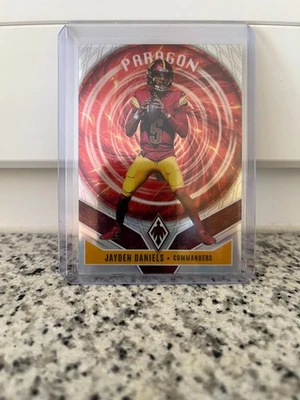 Panini Phoenix 2025 NFL Jayden Daniels Paragon #No.1 - Bild 1 von 2